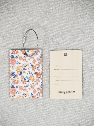 Cette jolie étiquette de bagage en bois imprimée Bindi Atelier - Goa Folk - Bindi Atelier